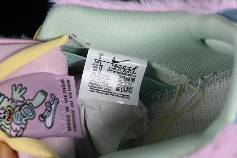 Nike SB Dunk Low Verdy x Nike Visty Collaboration Sneakers - FN6040-400