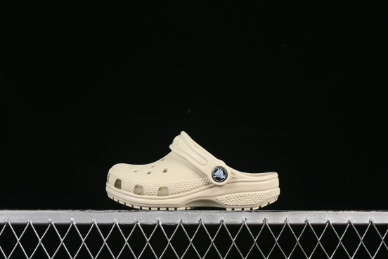 Crocs Classic Clog Kids Lightweight Slip-Resistant Comfortable Sandals - B.D4