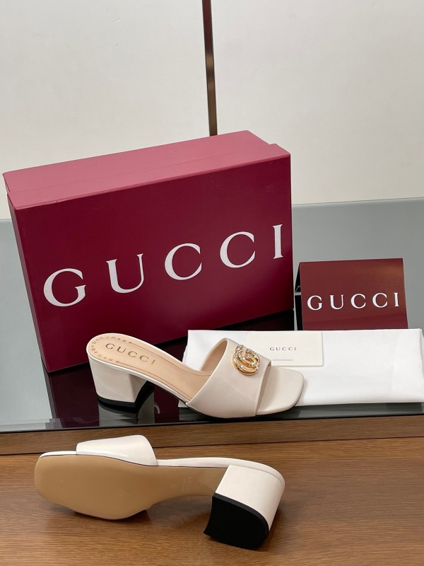 2025 Women Gucci Beige Leather Block Heel Sandals GG Crystal Buckle LY00280
