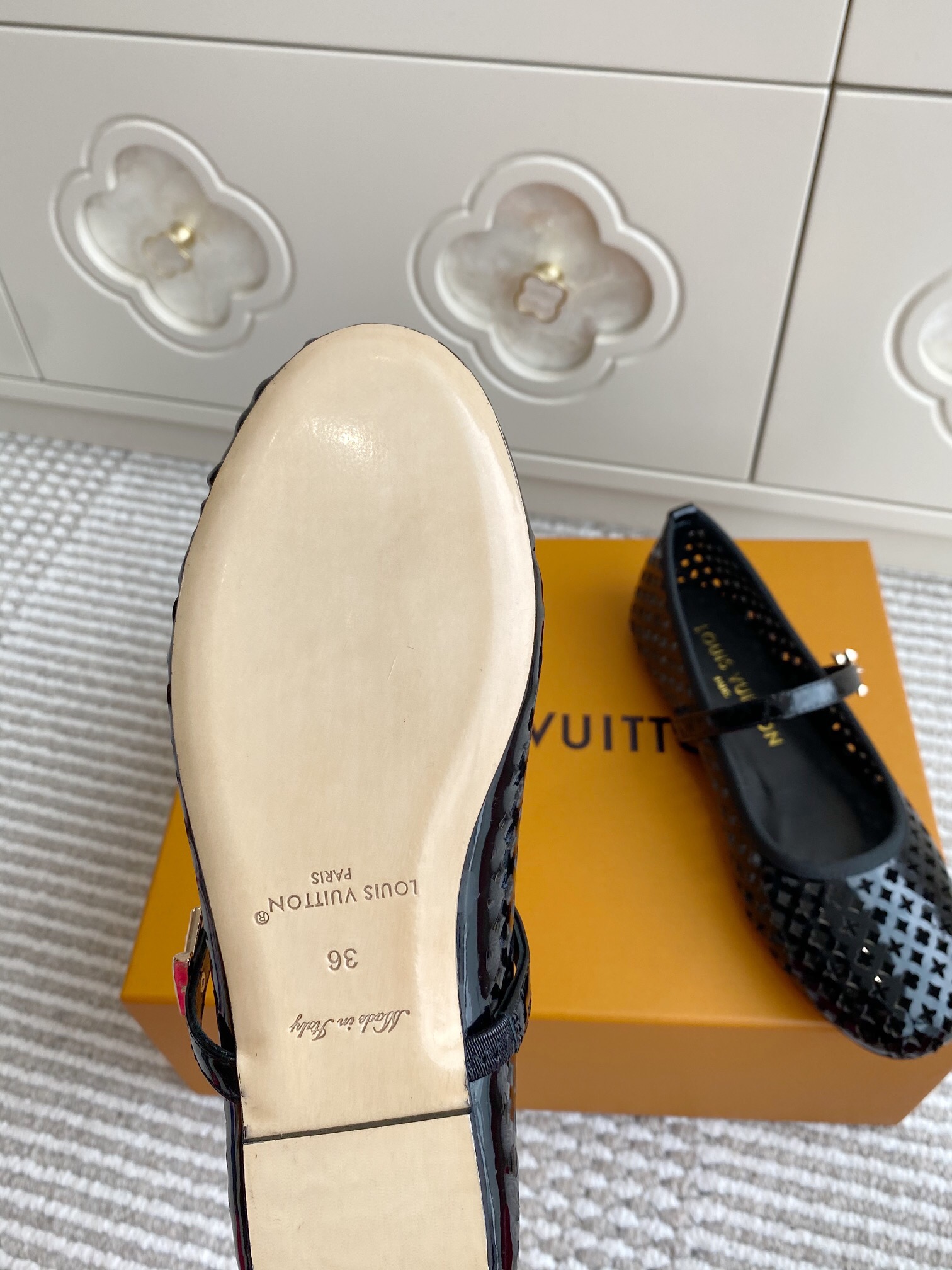 2025 Women Louis Vuitton Black Patent Leather Mary Jane Ballet Flats KFY00310